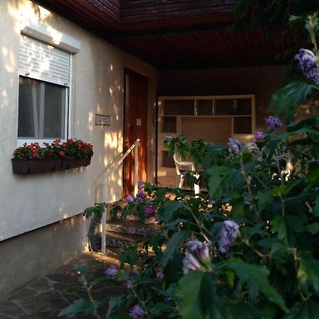 Haus Polly Apartment Strasshof an der Nordbahn Exterior photo